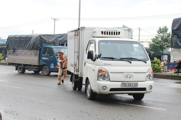 Cảnh sát giao thông  hỗ trợ Ô tô tải chết máy trên quốc lộ 51, lực lượng cảnh sát giao thông phải hộ tống để giải phóng đường. 