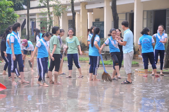 Học sinh Trường THPT Nguyễn Hữu Cảnh  phun nước dọn dẹp lớp học và sân trường
