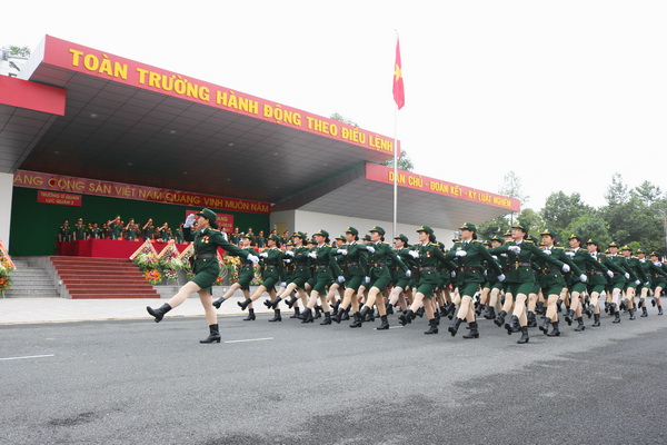 Khối nữ quân nhân diễu duyệt qua lễ đài