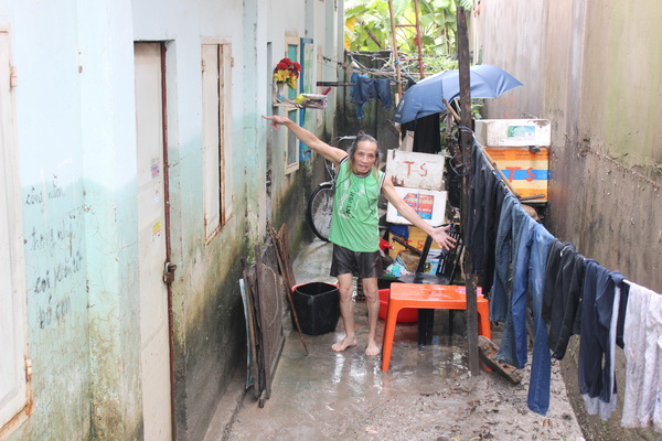 Cụ Dương Thanh Sơn cho biết cơn mưa tối 13-9 đã làm nước ngập cao hơn đầu của mình. 