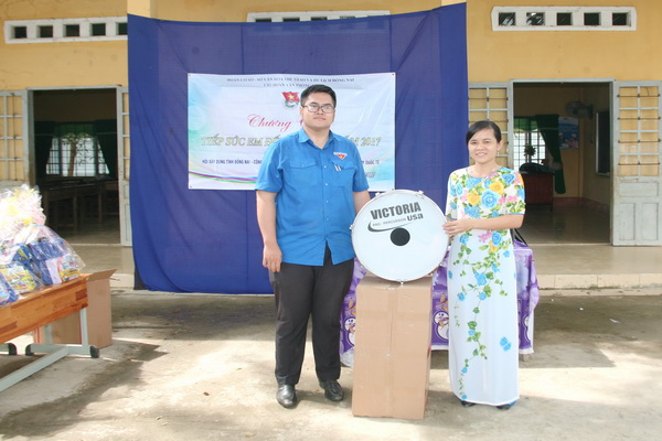 Chi đoàn Văn phòng Sở Văn hóa – thể thao và du lịch tặng bộ trống nghi thức đội và ủng hộ quỹ hỗ trợ giáo viên tại phân hiệu 3 của Trường tiểu học Nguyễn Bá Ngọc (xã Đắc Lua, huyện Tân Phú).