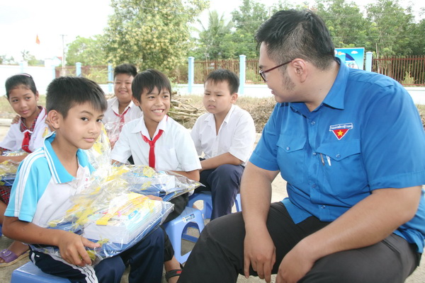 Đoàn viên Chi đoàn Văn phòng Sở Văn hóa – thể thao và du lịch trò chuyện cùng các em học sinh được nhận quà tại phân hiệu 3 của Trường tiểu học Nguyễn Bá Ngọc (xã Đắc Lua, huyện Tân Phú).  