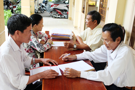 Hội Luật gia tỉnh tuyên truyền pháp luật cho nông dân xã Phú Thạnh, huyện Nhơn Trạch.