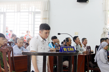 Bị cáo Dương Hoàng Long tại phiên tòa xét xử lưu động ở xã Đại Phước, huyện Nhơn Trạch ngày 12-9.