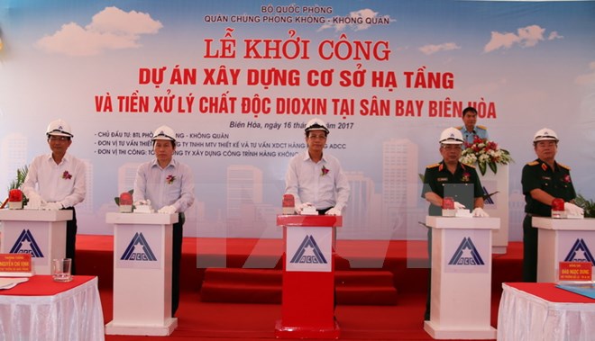 Thượng tướng Nguyễn Chí Vịnh (thứ hai từ phải sang), Thứ trưởng Bộ Quốc phòng; Bộ trưởng Bộ Lao động-Thương binh và Xã hội Đào Ngọc Dung (giữa) và các đại biểu thực hiện nghi thức khởi công dự án