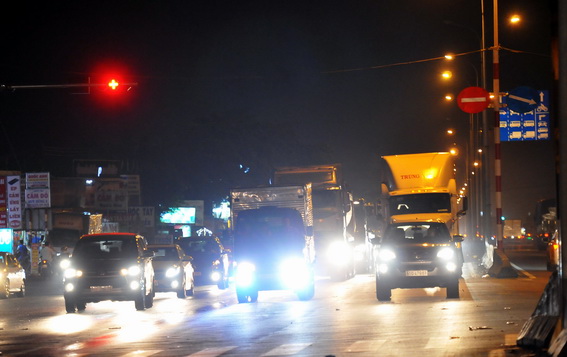 Đến khoảng 21 giờ 30 ngày 16-4 giao thông trên quốc lộ 51 đoạn qua huyện Long Thành mới ổn định lại