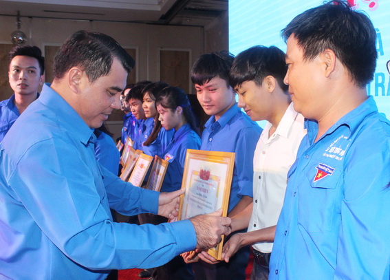 Đồng chí Nguyễn Cao Cường trao bằng khen cho các cá nhân đạt thành tích xuất sắc trong công tác Đoàn và phong trào thanh niên trường học