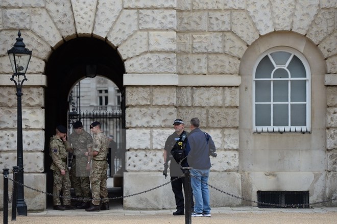 Cảnh sát Anh tăng cường tuần tra tại thủ đô London sau vụ đánh bom. (Ảnh: AFP/TTXVN)