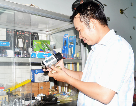 Ông Nguyễn Văn Huynh kiểm tra van bơm chuẩn bị ráp cho khách hàng.