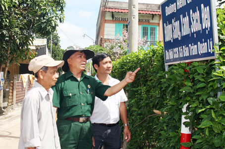 Cựu chiến binh Nguyễn Sỹ Toàn (giữa), Tổ trưởng Tổ nhân dân số 4, ấp Bàu Trâm, xã Bàu Trâm.