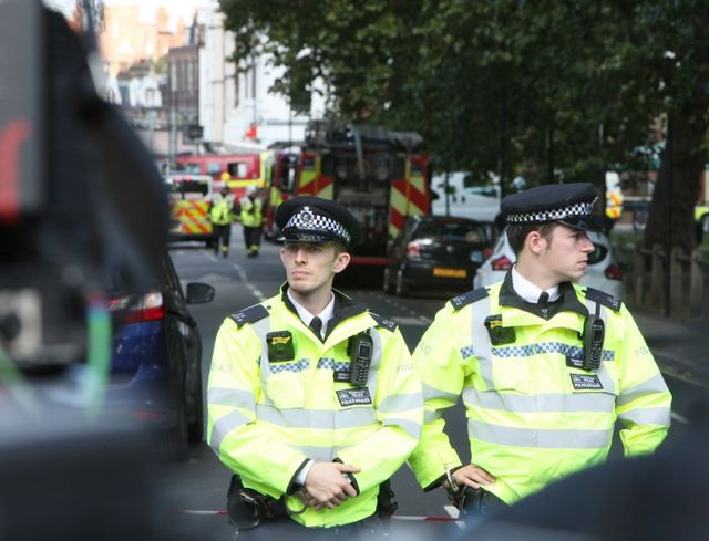 Anh tăng thêm 1000 cảnh sát sau khi bắt thêm nghi can khủng bố 17/09/2017 17:04 GMT+7 TTO - Cảnh sát Anh thông báo đã bắt giữ nghi can thứ 2 có liên quan đến vụ đánh bom tại nhà ga Parsons Green ở thủ đô London hôm 15-9. Khủng bố trên tàu điện ngầm ở London, may mắn bom chưa kịp nổ IS nhận trách nhiệm vụ tấn công tàu điện ngầm London Anh bắt đối tượng liên quan vụ đánh bom London Anh tăng thêm 1000 cảnh sát sau khi bắt thêm nghi can khủng bố - Ảnh 1. Cành sát Anh bảo vệ an ninh ở địa điểm gần nhà ga Parsons Green - Ảnh: AFP