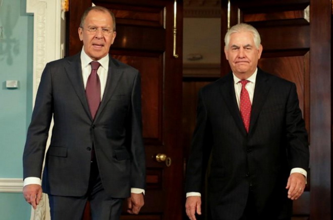 Ngoại trưởng Nga Sergei Lavrov và người đồng cấp Mỹ Rex Tillerson trong một cuộc gặp hồi tháng Năm. (Nguồn: Reuters)