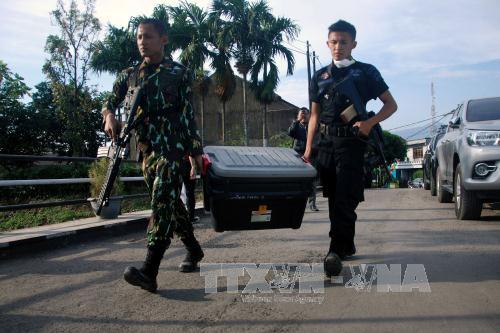 Cảnh sát Indonesia chuyển số hóa chất thu giữ trong chiến dich truy quét khủng bố ở Bandung ngày 15/8. Ảnh: AFP/TTXVN