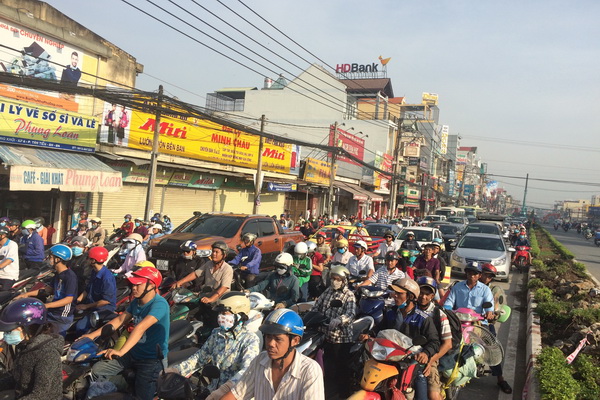 Kẹt xe dòng phương tiện nối dài trên đường Đồng Khởi hướng về ngã tư Amata.