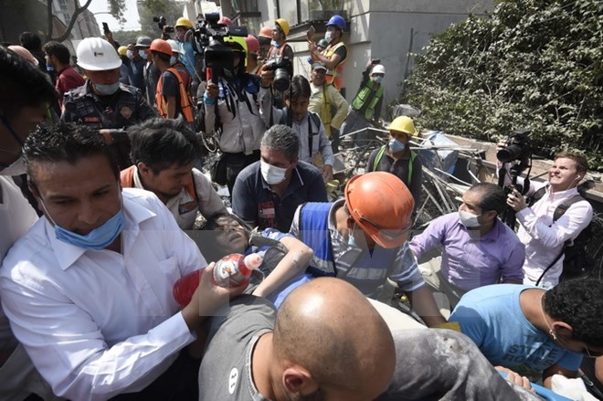 Lực lượng cứu hộ chuyển người bị thương sau vụ động đất tại Mexico City ngày 19/9. (Nguồn: AFP/TTXVN)