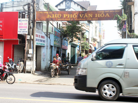 Cách đó không xa, một bảng khu phố văn hóa của KP.2, phường Tân Hòa cũng đã cũ, gỉ sét.