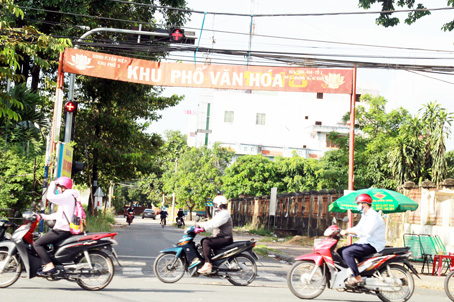  Một bảng khu phố văn hóa của KP.3, phường Tân Hiệp nằm trên đường Đồng Khởi khá xiêu vẹo, ảnh hưởng tới mỹ quan chung.(Ảnh chụp vào ngày 19-9-2017)