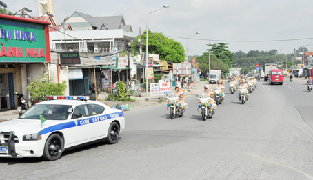 Lực lượng cảnh sát giao thông ra quân thực hiện tháng cao điểm về an toàn giao thông.
