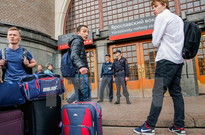 Người dân được lệnh sơ tán khỏi nhà ga Yaroslavsky sau khi địa điểm này nhận được điện thoại đe dọa đánh bom ngày 13/9. (Nguồn: AFP/TTXVN)
