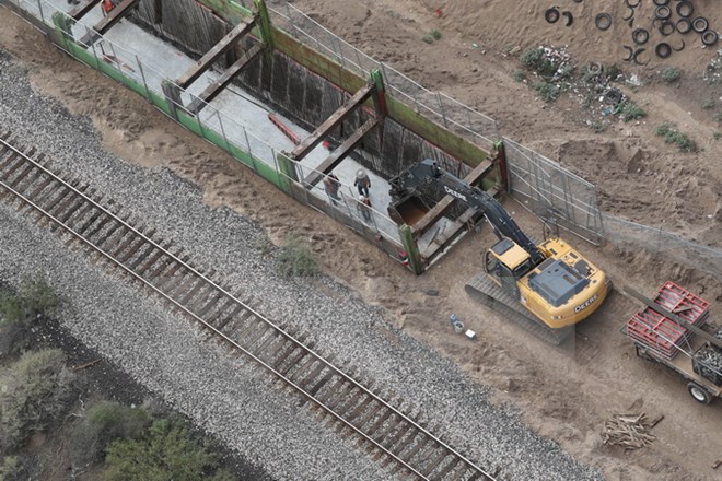 Công trình xây dựng bức tường biên giới Mexico-Mỹ ngày. (Nguồn: AFP/TTXVN)