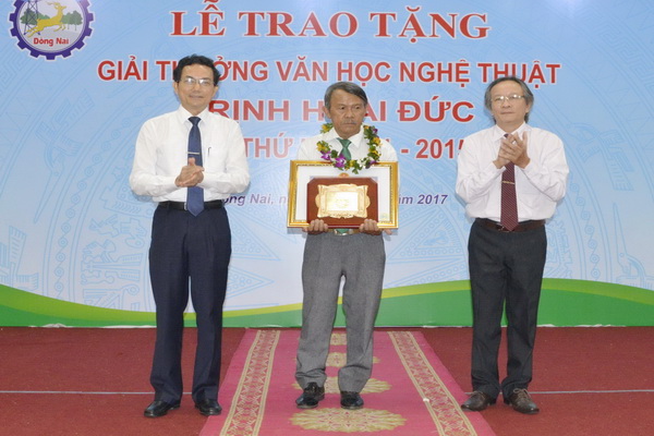Nhà văn Nguyễn Trí đạt giải A bộ môn văn xuôi.
