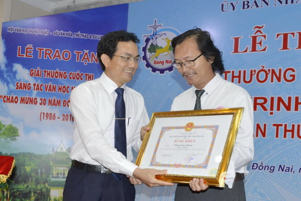 Phó chủ tịch UBND tỉnh Võ Văn Chánh trao giải A bộ môn mỹ thuật cho họa sĩ Phạm Công Hoàng.