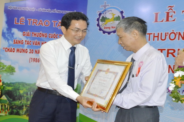 Phó chủ tịch UBND tỉnh Võ Văn Chánh trao giải A bộ môn nhiếp ảnh cho nghệ sĩ nhiếp ảnh Bùi Viết Đồng.