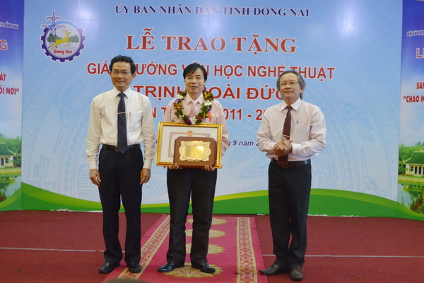 Phó chủ tịch UBND tỉnh Võ Văn Chánh trao giải A bộ môn sân khấu cho NSND Giang Mạnh Hà.