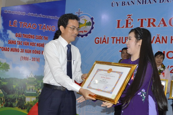 Phó chủ tịch UBND tỉnh Võ Văn Chánh trao giải A bộ môn biểu diễn nghệ thuật cho NSƯT Đồng Thị Quế Anh.