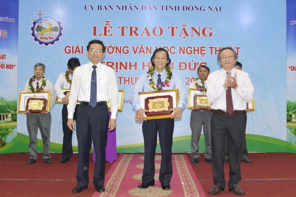 Phó chủ tịch UBND tỉnh Võ Văn Chánh trao giải A bộ môn nghiên cứu - lý luận - phê bình cho Phó trưởng Ban Tuyên giáo Tỉnh ủy Bùi Quang Huy.