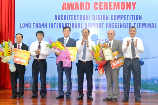 Thứ trưởng Lê Đình Thọ (thứ 3 từ phải qua) cùng lãnh đạo ACV trao giải cho các đơn vị thiết kế kiến trúc nhà ga cảng hàng không quốc tế Long Thành (ACV – V.Nam)