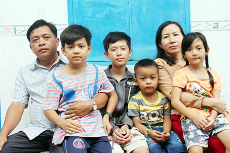 Trẻ em ở khu nhà trọ rất thân thiện với vợ chồng ông Lê Văn Hồng.