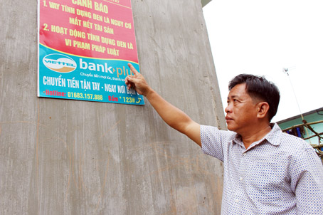 Khu nhà trọ của vợ chồng ông Lê Văn Hồng có đặt bảng nhắc nhở người ở trọ cảnh giác với việc vay tín dụng đen.