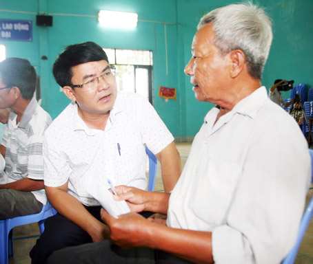 Đồng chí Nguyễn Văn Khang, Phó trưởng ban Dân vận Tỉnh ủy, đi khảo sát người dân trong vùng dự án, nằm trong diện bị thu hồi đất ở TP.Biên Hòa.
