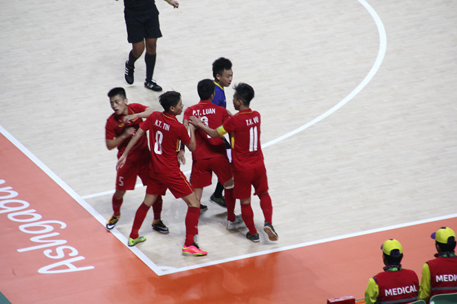 Futsal Việt Nam ăn mừng chiến thắng trước chủ nhà