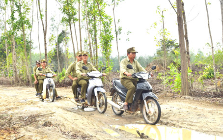 Theo ông Thái Văn Phượng, cán bộ bảo vệ rừng bây giờ đã đỡ vất vả hơn so với trước vì đường sá ngày càng rộng mở, giúp cho lực lượng đi tuần tra bằng xe máy thuận tiện hơn.