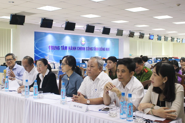 Phó giám đốc Sở Nội vụ Tạ Quang Trường trao đổi với thí sinh. 