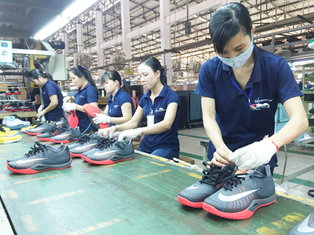 Giày dép là ngành xuất khẩu nhiều ở Đồng Nai. Trong ảnh: Sản xuất giày thể thao xuất khẩu tại một doanh nghiệp ở Đồng Nai