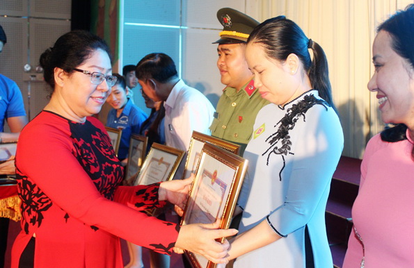 Đồng chí Huỳnh Lệ Giang, Giám đốc Sở GD-ĐT trao bằng khen của UBND tỉnh cho các tập thể đạt thành tích xuất sắc trong hoạt động hè (Ảnh: Nga Sơn)