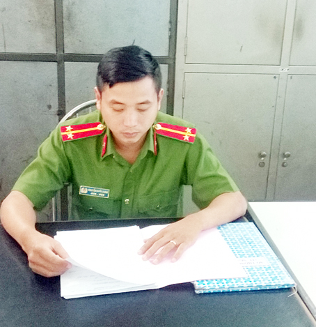 Trung úy Nguyễn Quốc Hưng nghiên cứu hồ sơ để phục vụ cho công tác trinh sát.