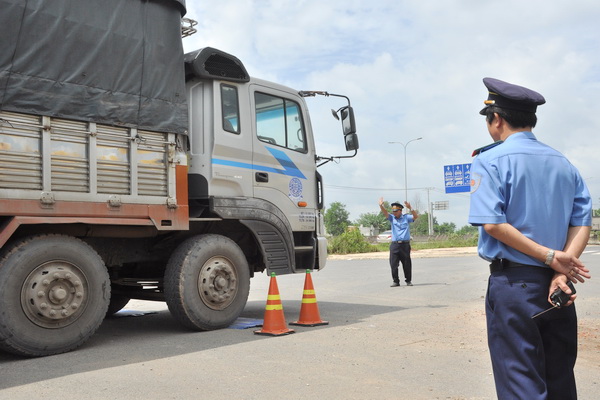 Lực lượng thanh tra giao thông kiểm tra tải trọng xe trên đường Võ Nguyên Giáp.