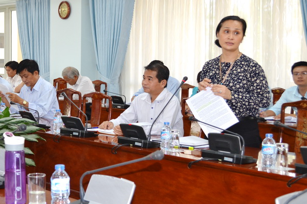 Đồng chí Đặng Minh Nguyệt, Phó ban Tổ chức Tỉnh ủy, trao đổi ý kiến tại buổi giao ban.