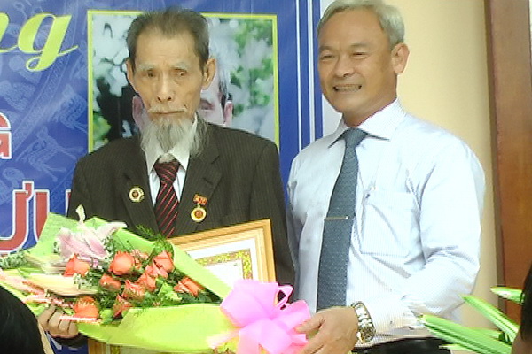 Đ/c Nguyễn Phú Cường – Bí thư Tỉnh ủy đã trực tiếp trao huy hiệu 70 năm tuổi Đảng trước thời hạn cho 2 đ/c Hà Quang Minh