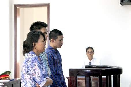 Từ trái qua: các bị cáo: Lê Thị Thu Thủy, Nguyễn Văn Vinh và Nguyễn Bá Hậu.