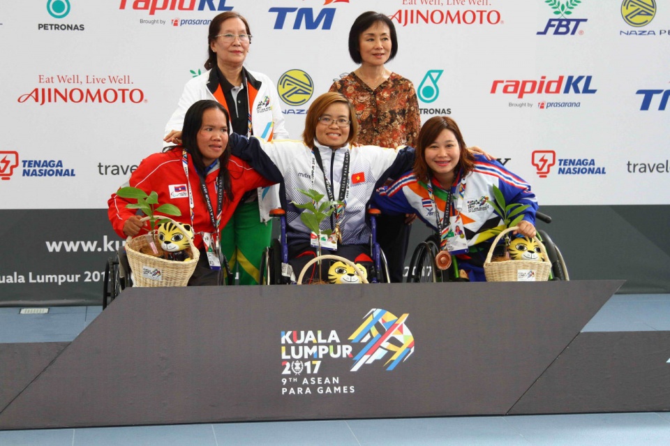 “Kình ngư” Vi Thị Hằng (giữa) đã xuất sắc phá kỷ lục Para Games ở nội dung bơi 100m tự do nữ.