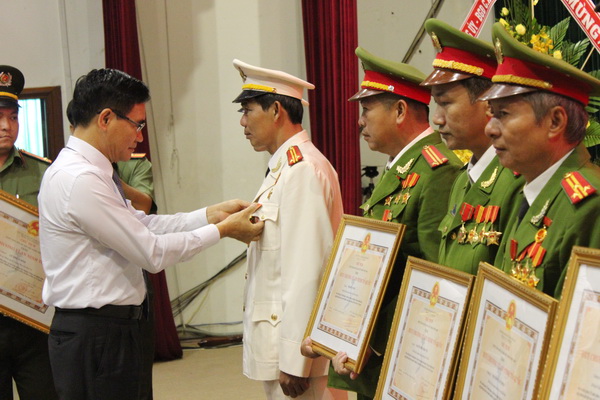 Đồng chí Trần Văn Vĩnh trao thưởng cho các cá nhân đạt thành tích.