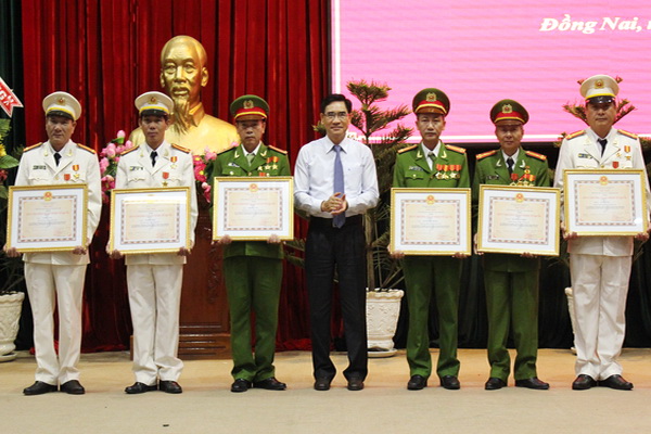 Phó chủ tịch UBND tỉnh Trần Văn Vĩnh trao Huy chương Vì an ninh Tổ quốc cho các cá nhân có thành tích