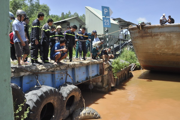 Rất đông lực lượng cứu hộ và người dân tổ chức tìm kiếm tại khu vực giáp với sông Đồng Nai.