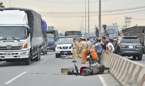Va chạm với xe tải ben, một người nước ngoài tử vong