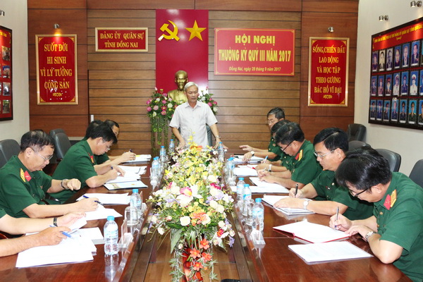 Đồng chí Nguyễn Phú Cường, UVTW Đảng, bí thư Tỉnh uỷ, bí thư Đảng uỷ quân sự tỉnh phát biểu chỉ đạo hội nghị